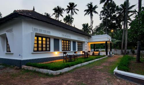 Short Giraffe Hostel in Varkala